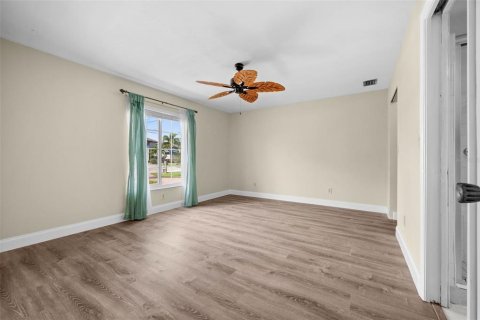 House in Cape Coral, Florida 3 bedrooms, 177.26 sq.m. № 2208836 - photo 24