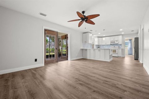 House in Cape Coral, Florida 3 bedrooms, 177.26 sq.m. № 2208836 - photo 14