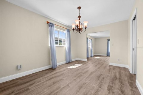 House in Cape Coral, Florida 3 bedrooms, 177.26 sq.m. № 2208836 - photo 19