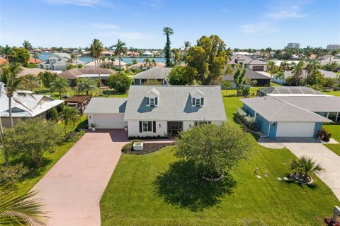 House in Cape Coral, Florida 3 bedrooms, 177.26 sq.m. № 2208836 - photo 6