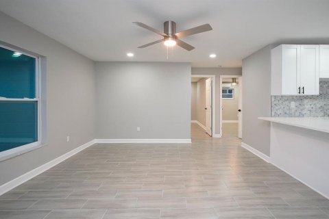 Commercial property in Madeira Beach, Florida 3 bedrooms, 129.97 sq.m. № 2393576 - photo 4