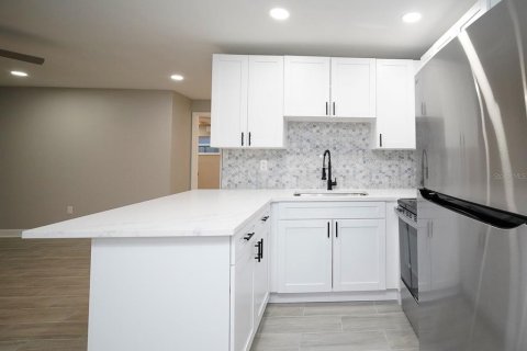 Commercial property in Madeira Beach, Florida 3 bedrooms, 129.97 sq.m. № 2393576 - photo 6