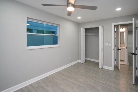 Commercial property in Madeira Beach, Florida 3 bedrooms, 129.97 sq.m. № 2393576 - photo 25