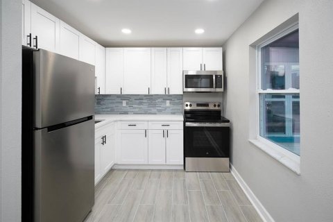 Commercial property in Madeira Beach, Florida 3 bedrooms, 129.97 sq.m. № 2393576 - photo 8