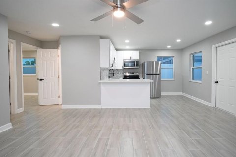 Commercial property in Madeira Beach, Florida 3 bedrooms, 129.97 sq.m. № 2393576 - photo 27