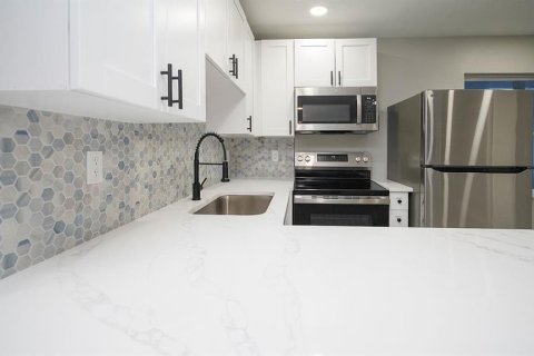 Commercial property in Madeira Beach, Florida 3 bedrooms, 129.97 sq.m. № 2393576 - photo 14