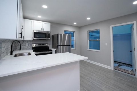 Commercial property in Madeira Beach, Florida 3 bedrooms, 129.97 sq.m. № 2393576 - photo 17
