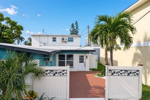 Commercial property in Madeira Beach, Florida 3 bedrooms, 129.97 sq.m. № 2393576