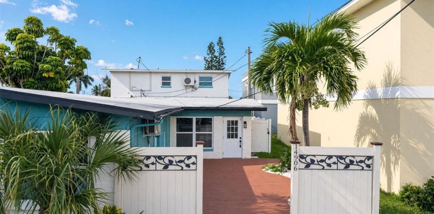 Commercial property in Madeira Beach, Florida 3 bedrooms, 129.97 sq.m. № 2393576