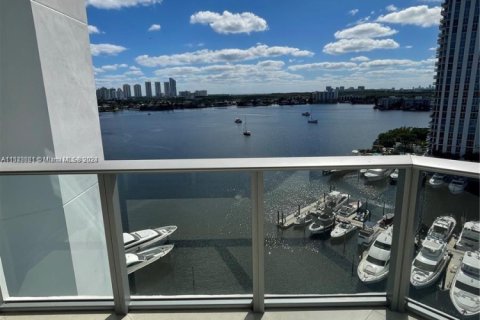 Condo in North Miami Beach, Florida, 2 bedrooms  № 1863795 - photo 1