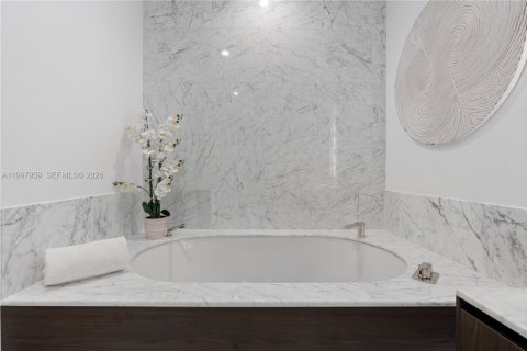 Condo in Bay Harbor Islands, Florida, 3 bedrooms  № 2060859 - photo 17