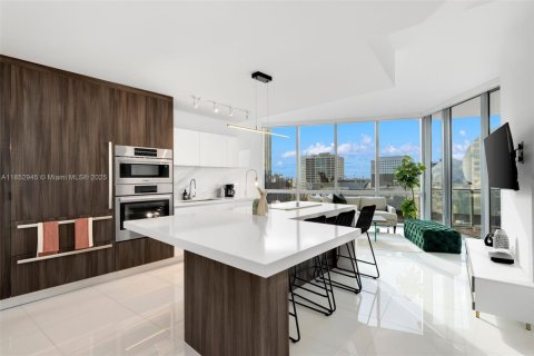 Condominio en alquiler en Miami, Florida, 2 dormitorios, 108.6 m2 № 1877563 - foto 1