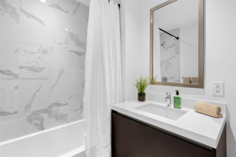 Condominio en alquiler en Miami, Florida, 2 dormitorios, 108.6 m2 № 1877563 - foto 10
