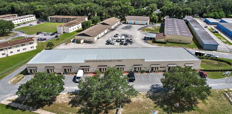 Propiedad comercial en Leesburg, Florida 1393.53 m2 № 1824010