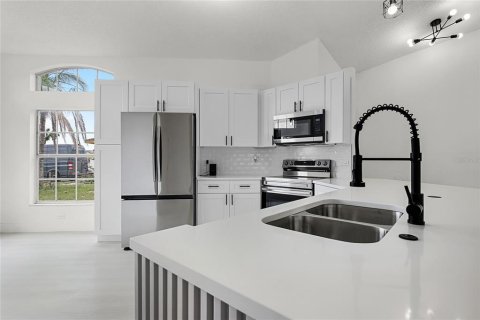 Villa ou maison à louer à Kissimmee, Floride: 3 chambres, 145.39 m2 № 2388202 - photo 8