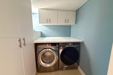 Condominio en venta en Miami, Florida, 3 dormitorios, 231.79 m2 № 1967485 - foto 29