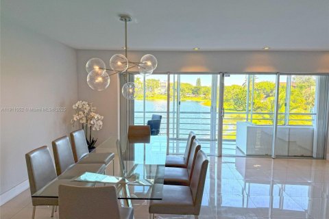 Condominio en venta en Miami, Florida, 3 dormitorios, 231.79 m2 № 1967485 - foto 4