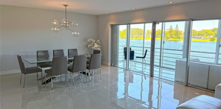 Condominio en Miami, Florida, 3 dormitorios  № 1967485