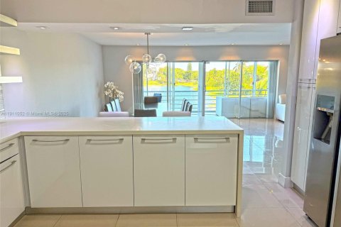 Condominio en venta en Miami, Florida, 3 dormitorios, 231.79 m2 № 1967485 - foto 9