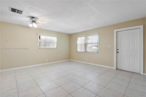 Villa ou maison à vendre à Tamarac, Floride: 3 chambres, 147.53 m2 № 1994840 - photo 4