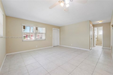 Villa ou maison à vendre à Tamarac, Floride: 3 chambres, 147.53 m2 № 1994840 - photo 5