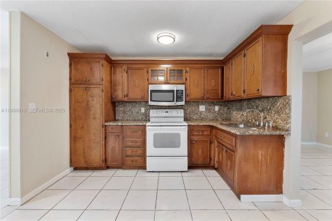 Villa ou maison à vendre à Tamarac, Floride: 3 chambres, 147.53 m2 № 1994840 - photo 10