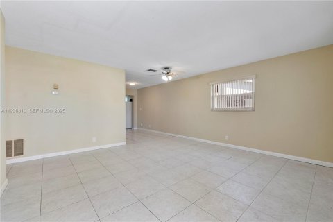 Villa ou maison à vendre à Tamarac, Floride: 3 chambres, 147.53 m2 № 1994840 - photo 13