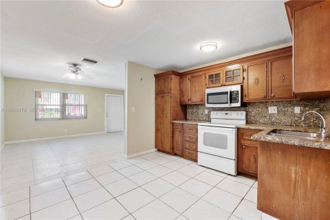 Villa ou maison à vendre à Tamarac, Floride: 3 chambres, 147.53 m2 № 1994840 - photo 11