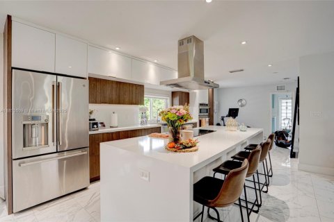 House in Miami, Florida 3 bedrooms, 191.66 sq.m. № 2003158 - photo 7