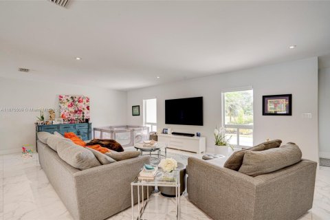 House in Miami, Florida 3 bedrooms, 191.66 sq.m. № 2003158 - photo 6