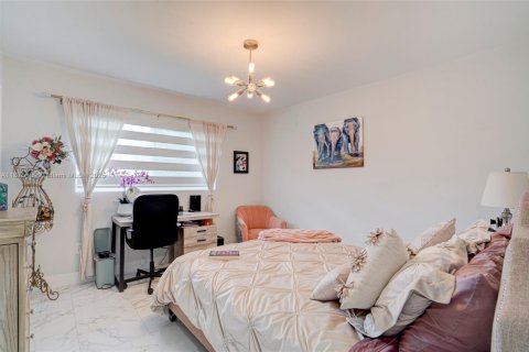 House in Miami, Florida 3 bedrooms, 191.66 sq.m. № 2003158 - photo 11