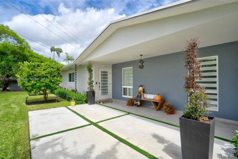 House in Miami, Florida 3 bedrooms, 191.66 sq.m. № 2003158 - photo 4