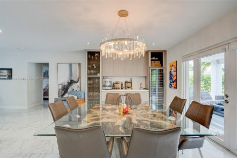 House in Miami, Florida 3 bedrooms, 191.66 sq.m. № 2003158 - photo 9