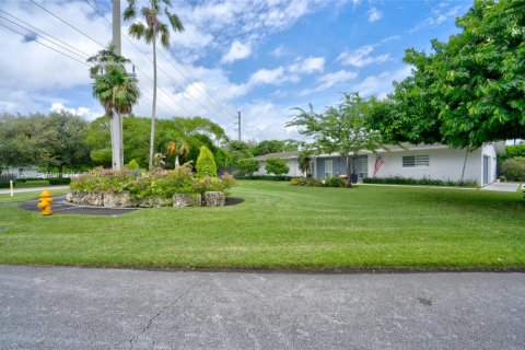 House in Miami, Florida 3 bedrooms, 191.66 sq.m. № 2003158 - photo 2