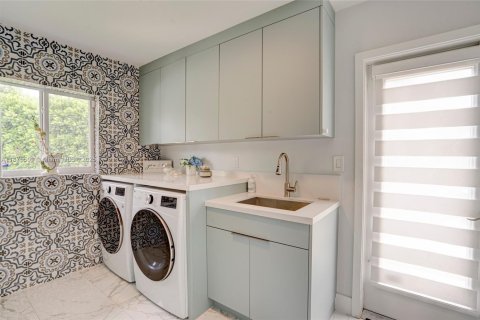 House in Miami, Florida 3 bedrooms, 191.66 sq.m. № 2003158 - photo 10