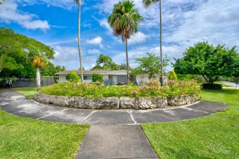 House in Miami, Florida 3 bedrooms, 191.66 sq.m. № 2003158 - photo 3