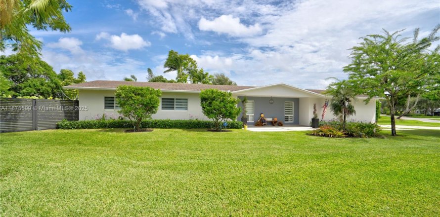 House in Miami, Florida 3 bedrooms, 191.66 sq.m. № 2003158