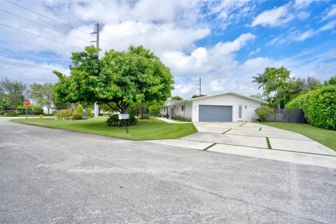 House in Miami, Florida 3 bedrooms, 191.66 sq.m. № 2003158 - photo 20