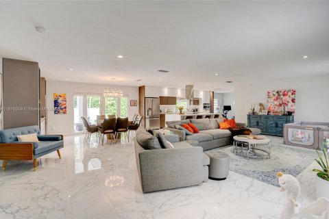 House in Miami, Florida 3 bedrooms, 191.66 sq.m. № 2003158 - photo 5