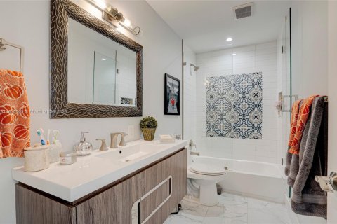 House in Miami, Florida 3 bedrooms, 191.66 sq.m. № 2003158 - photo 12