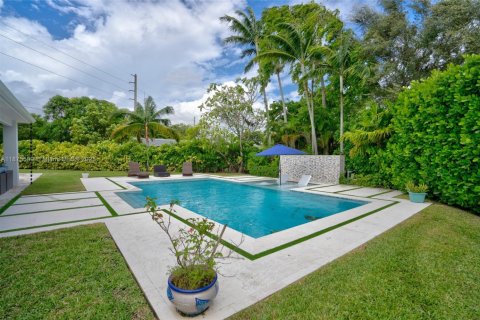 House in Miami, Florida 3 bedrooms, 191.66 sq.m. № 2003158 - photo 18