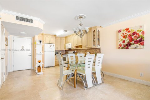 Condo in Hallandale Beach, Florida, 1 bedroom  № 1957628 - photo 4