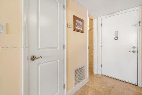 Condo in Hallandale Beach, Florida, 1 bedroom  № 1957628 - photo 15