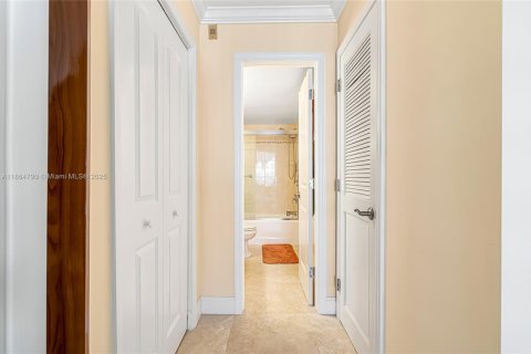 Condo in Hallandale Beach, Florida, 1 bedroom  № 1957628 - photo 25