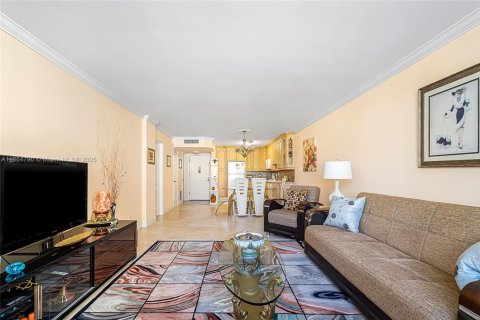 Condo in Hallandale Beach, Florida, 1 bedroom  № 1957628 - photo 8