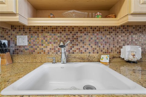 Condo in Hallandale Beach, Florida, 1 bedroom  № 1957628 - photo 13