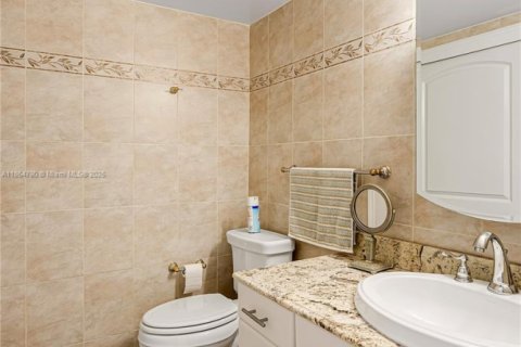 Condo in Hallandale Beach, Florida, 1 bedroom  № 1957628 - photo 18