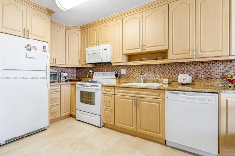 Condo in Hallandale Beach, Florida, 1 bedroom  № 1957628 - photo 10