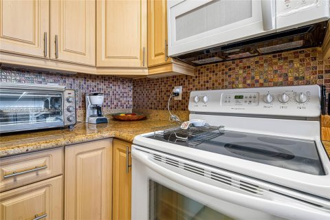 Condo in Hallandale Beach, Florida, 1 bedroom  № 1957628 - photo 21