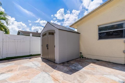 House in North Lauderdale, Florida 3 bedrooms, 119.66 sq.m. № 1890392 - photo 25